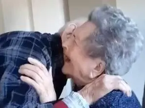  Pareja reencontr&aacute;ndose 