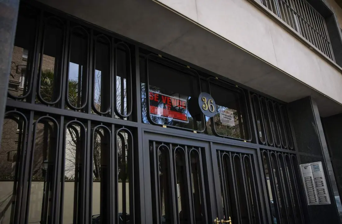  Vivienda con cartel de venta 