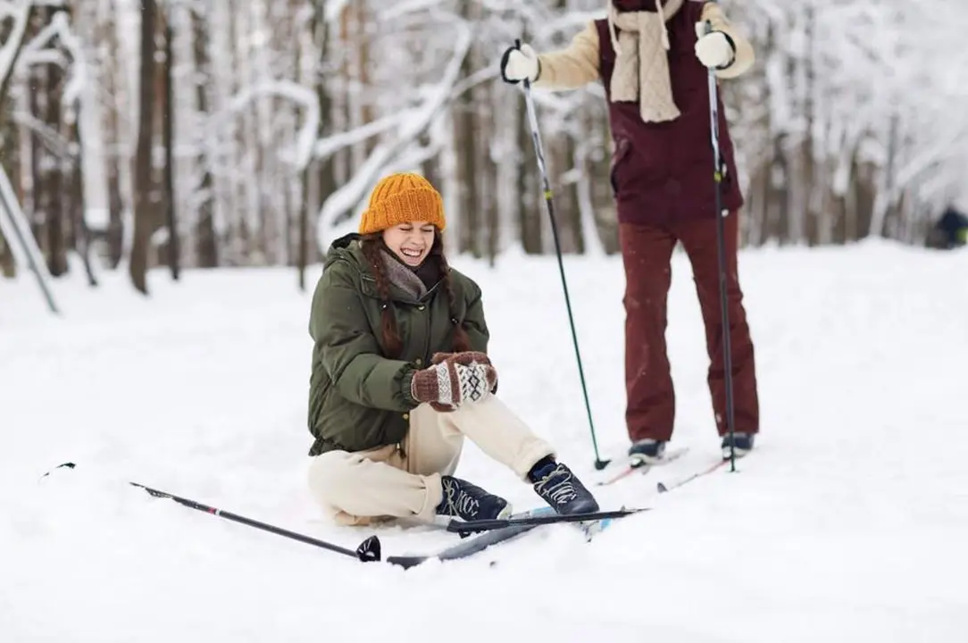  Archivo - Una chica se lesiona mientras esqu&iacute;a - QUIRONSALUD - Archivo 