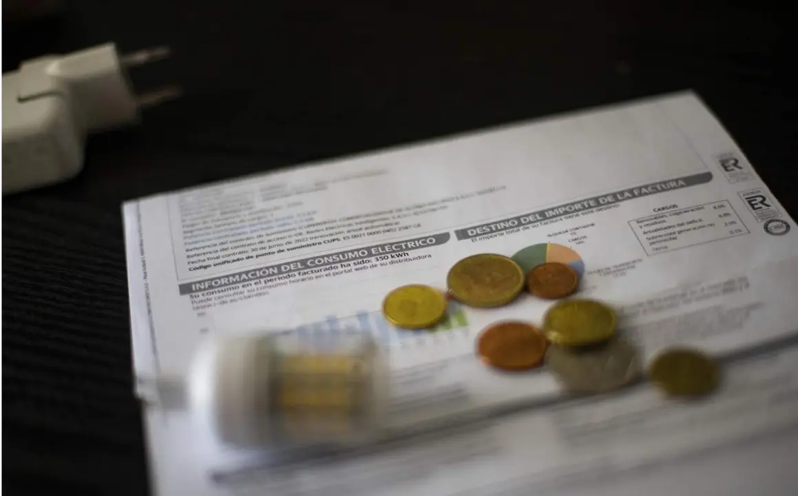  Archivo - Una factura del consumo de luz, a 10 de septiembre de 2021, en Madrid (Espa&ntilde;a). El precio medio diario de la electricidad en el mercado mayorista batir&aacute; un nuevo r&eacute;cord este viernes al alcanzar los 152,32 euros por megavatio hora (MWh), su mayor - Eduardo Parra - Europa Press - Archivo 