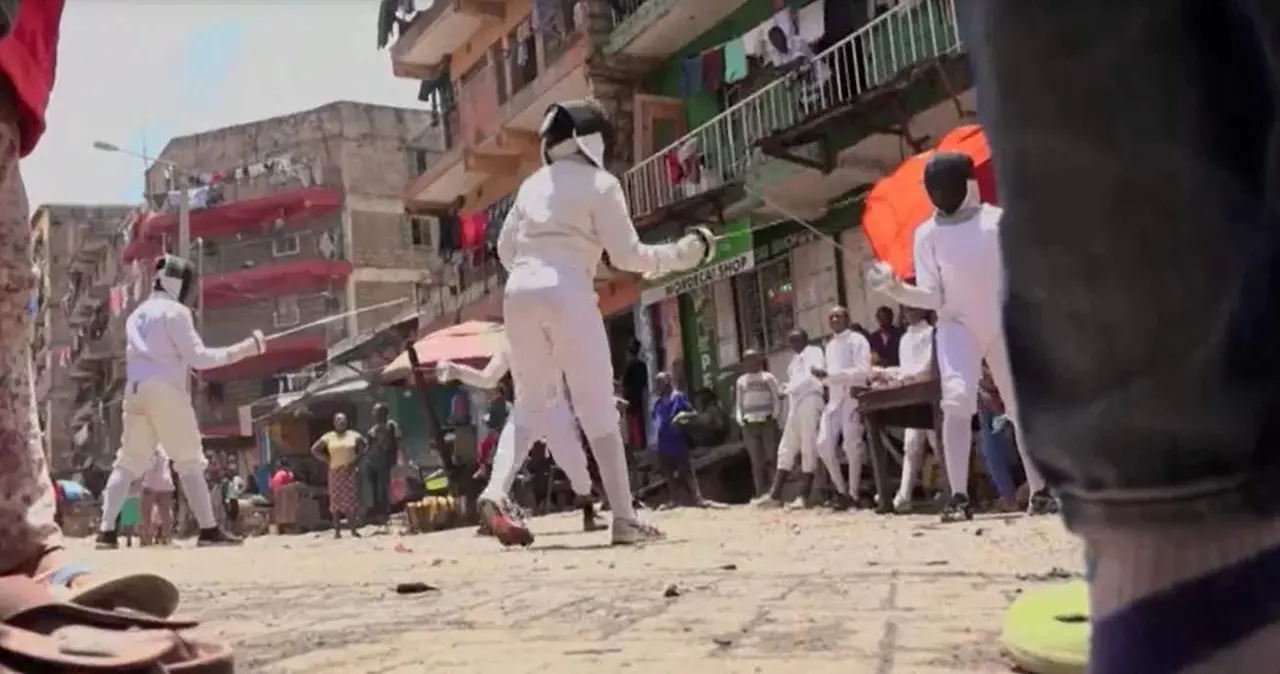  J&oacute;venes practicando esgrima en Nairobi 