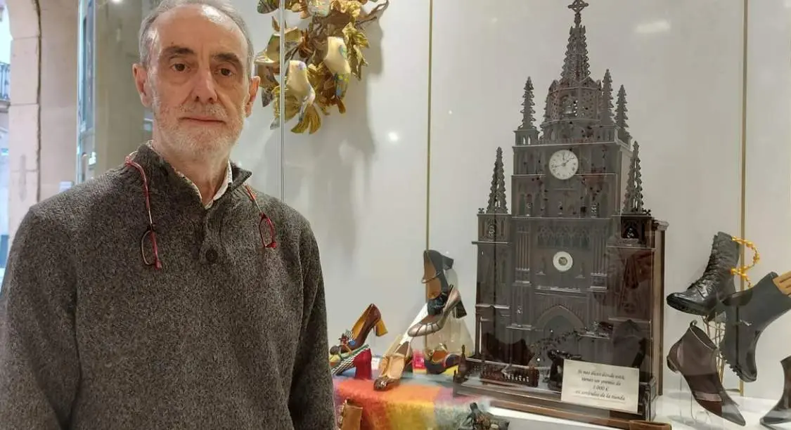  Jorge Pons junto a la maqueta, en el escaparate de Calzados Larra 