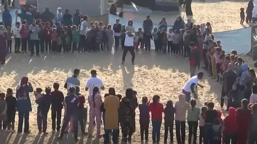  Los voluntarios trabajando con los peque&ntilde;os refugiados 