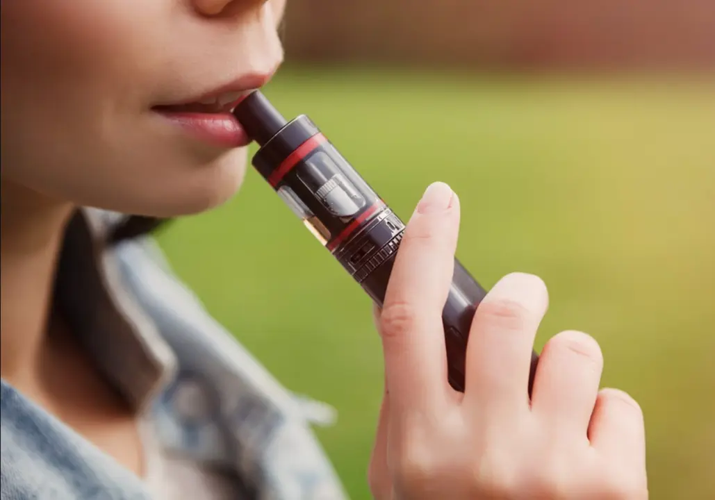  Archivo - Persona usando un vapeador - MAR&GEN 