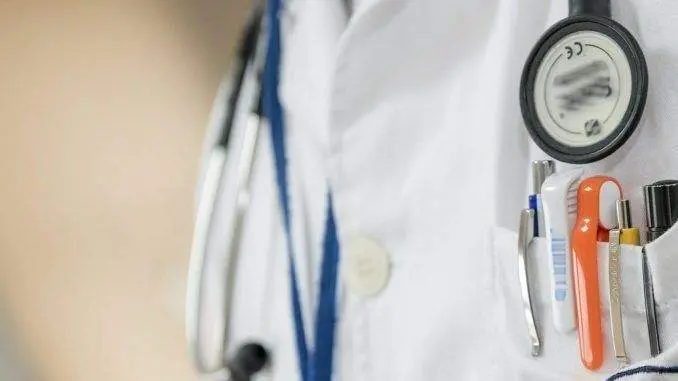  M&eacute;dico con estetoscopio. 