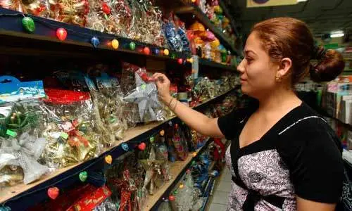  Mujer comprando adornos navide&ntilde;os 