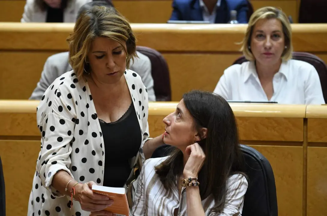  Archivo - La senadora y expresidenta de la Junta de Andaluc&iacute;a Susana D&iacute;az (i), y la ministra de Justicia, Pilar Llop, conversan durante una sesi&oacute;n de control al Gobierno en el Senado, a 20 de septiembre de 2022, en Madrid (Espa&ntilde;a). (Foto de archivo). - Fernando S&aacute;nchez - Europa Press - Archivo 