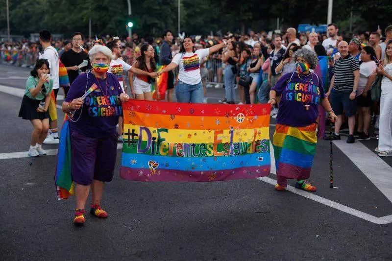  Asistentes disfrutan en la manifestaci&oacute;n por el Orgullo LGTBIQ+ 
