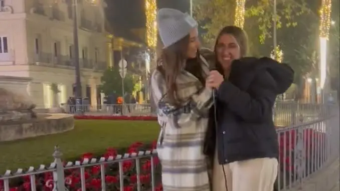  Captura del momento en el que India Mart&iacute;nez se acerca a la joven Rosa en medio de la calle de Sevilla 