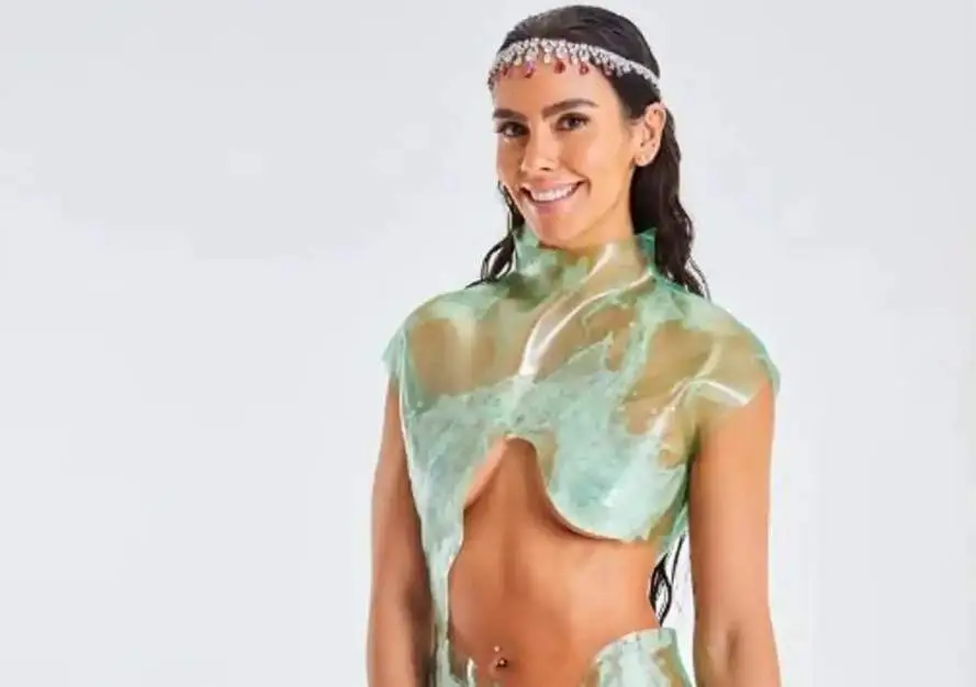  Cristina Pedroche posando con su vestido realizado con materiales ecol&oacute;gicos, y su collar a modo de diadema 