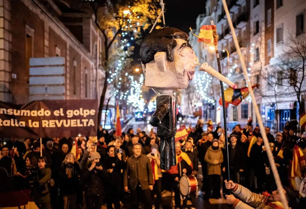  Mu&ntilde;eco de Pedro S&aacute;nchez en el acto de protesta de la Nochevieja en Ferraz - Diego Radam&eacute;s - Europa Press 