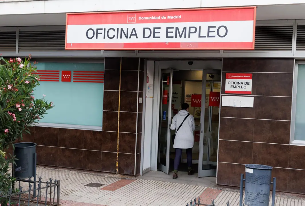  Una mujer entra en una Oficina de Empleo, a 2 de junio de 2023, en Alcorc&oacute;n, Madrid (Espa&ntilde;a). - Eduardo Parra - Europa Press 
