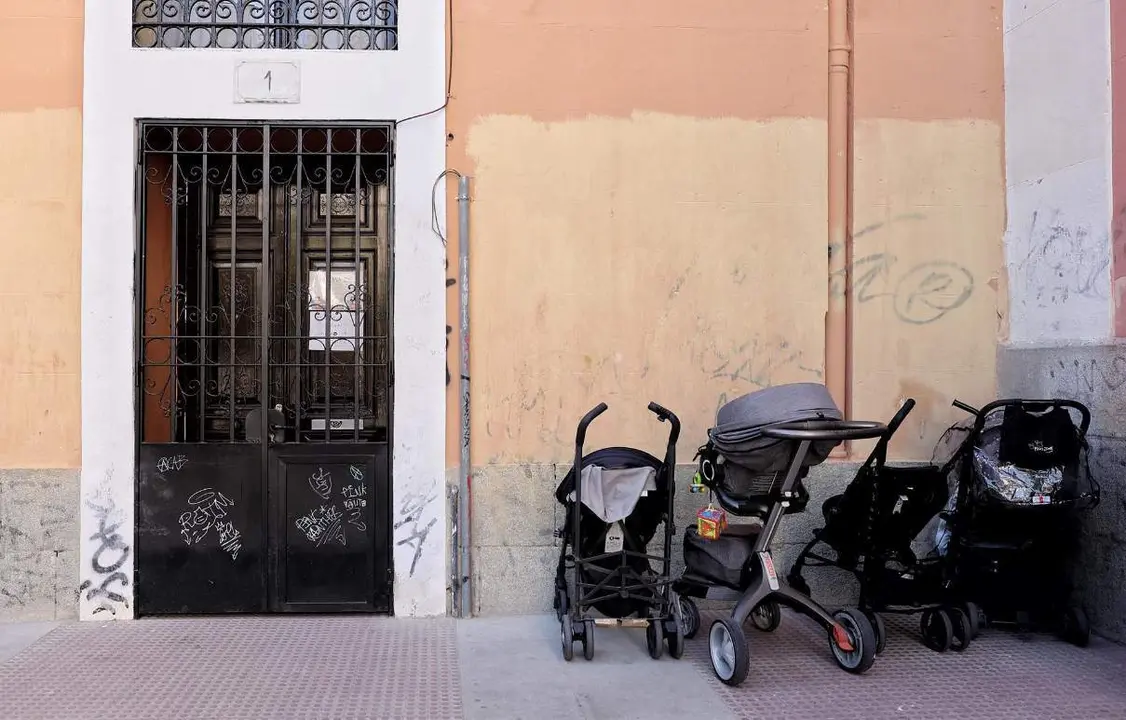  Archivo - Carritos de beb&eacute; aparcados junto a un portal. - Eduardo Parra - Europa Press - Archivo 