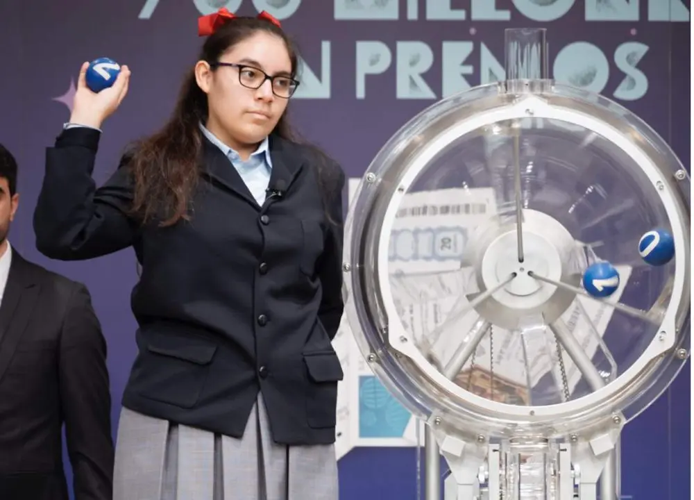  Archivo - Una de las ni&ntilde;as de San Ildefonso durante la celebraci&oacute;n del Sorteo Extraordinario del Ni&ntilde;o, a 6 de enero de 2023, en Madrid (Espa&ntilde;a). El Sorteo Extraordinario del Ni&ntilde;o celebra su 80&ordf; edici&oacute;n coincidiendo con el d&iacute;a de los Reyes Magos. La loter&iacute; - SELAE - Europa Press - Archivo 