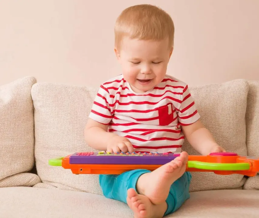  Archivo - Ni&ntilde;o jugando, juguetes. - GAES - Archivo 