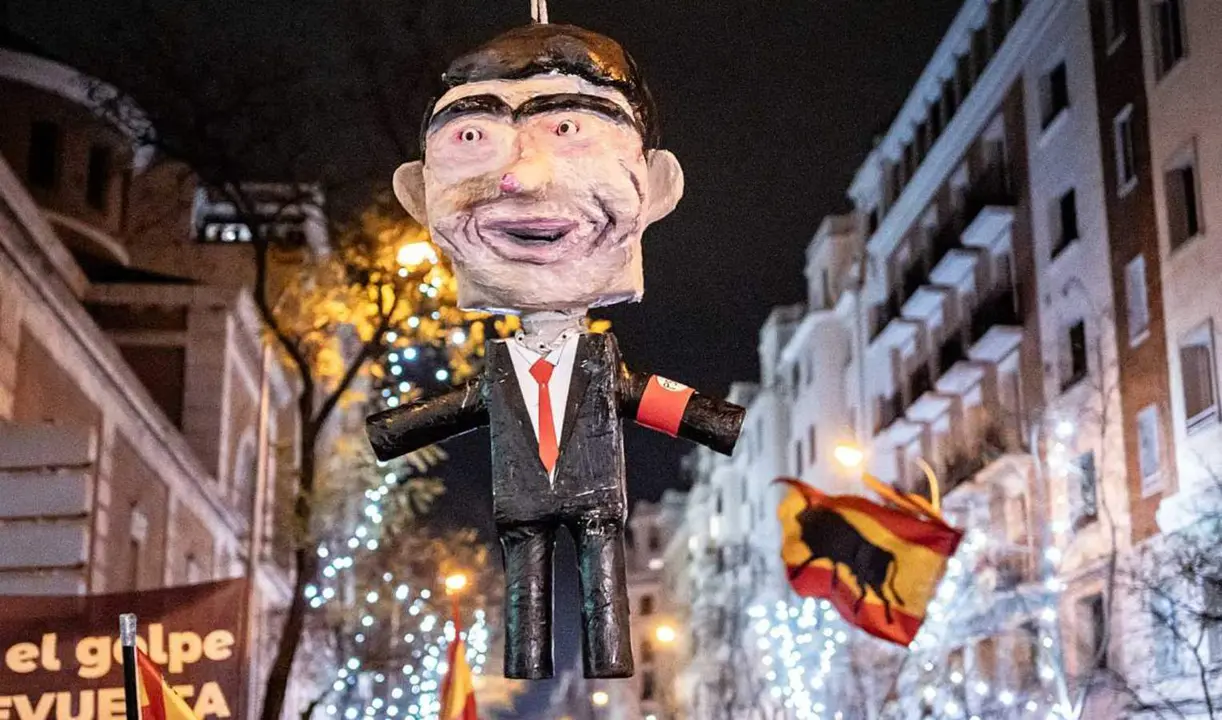  Manifestantes convocados por Revuelta cuelgan y apalean un mu&ntilde;eco de Pedro S&aacute;nchez en Ferraz la pasada Nochevieja. DIEGO RADAM&Eacute;S / EUROPA PRESS 