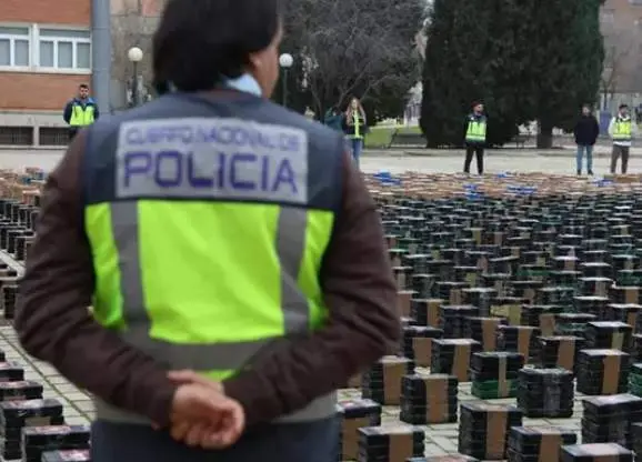  Varios agentes de polic&iacute;a muestran el alijo incautado en un operativo contra el tr&aacute;fico de drogas en el Complejo Policial de Canillas 