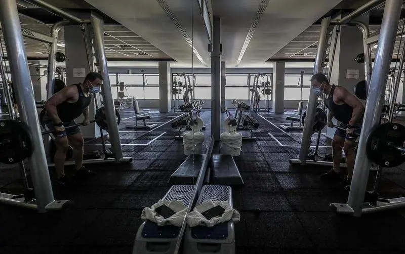 Archivo - Un hombre realiza deporte en las instalaciones de un gimnasio el d&iacute;a que se reabren los recintos deportivas en Valencia, Comunidad Valenciana (Espa&ntilde;a), a 15 de marzo de 2021. - Rober Solsona - Europa Press - Archivo 