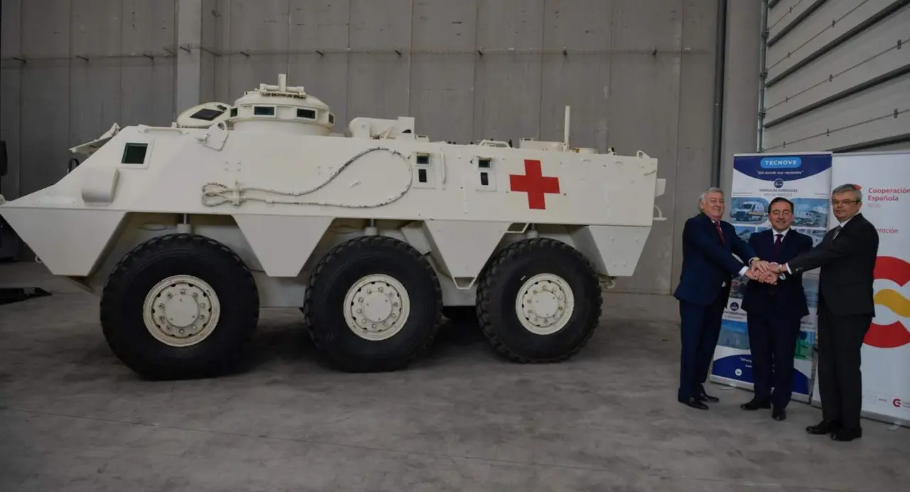  El ministro de Asuntos Exteriores, Jos&eacute; Manuel Albares, visita las ambulancias blindadas que el Gobierno va a enviar a Ucrania - EUROPA PRESS / EUSEBIO GARC&Iacute;A DEL CASTILLO 