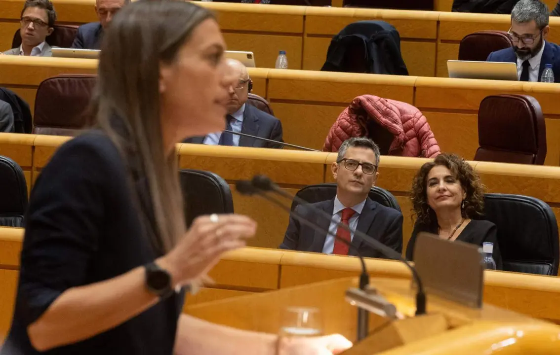  El ministro de la Presidencia, Relaciones con las Cortes y Justicia, F&eacute;lix Bola&ntilde;os y la vicepresidenta primera y ministra de Hacienda, Mar&iacute;a Jes&uacute;s Montero, mientras interviene la portavoz de Junts en el Congreso, Miriam Nogueras - Eduardo Parra - Europa Pres 