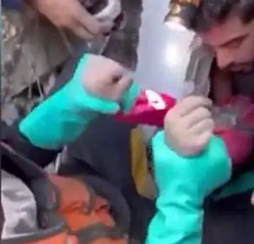  Rescatan a una ni&ntilde;a entre los escombros en Gaza 