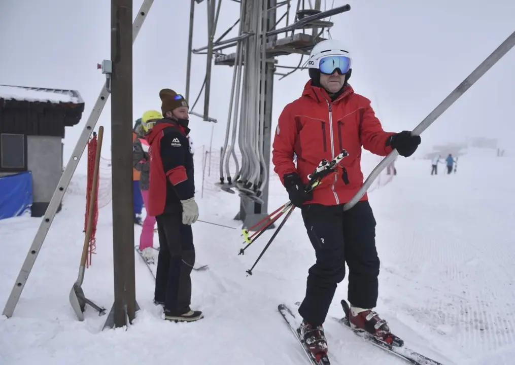  Archivo - Un esquiador sube al remonte, en el d&iacute;a que comienza la temporada de esqu&iacute;, en la estaci&oacute;n de Candanch&uacute;, a 3 de diciembre de 2022, en xx, Huesca, Arag&oacute;n (Espa&ntilde;a). - Ver&oacute;nica Lacasa - Europa Press - Archivo 
