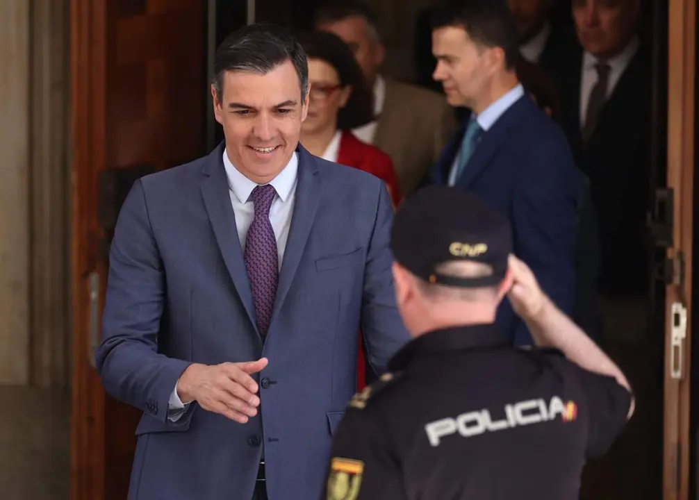  Archivo - Un agente de Polic&iacute;a Nacional saluda al presidente del Gobierno, Pedro S&aacute;nchez, a su salida de una reuni&oacute;n con los diputados y senadores del PSOE, en el Congreso de los Diputados, a 1 de junio de 2022, en Madrid (Espa&ntilde;a). - Eduardo Parra - Europa Press - Archivo 