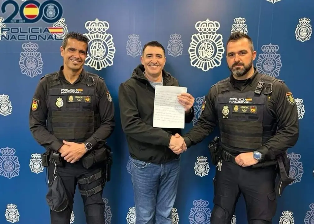  Dos agentes realizan la maniobra de Heimlich para evitar que un hombre se atragantara con un torrezno en Alicante - POLIC&Iacute;A NACIONAL 