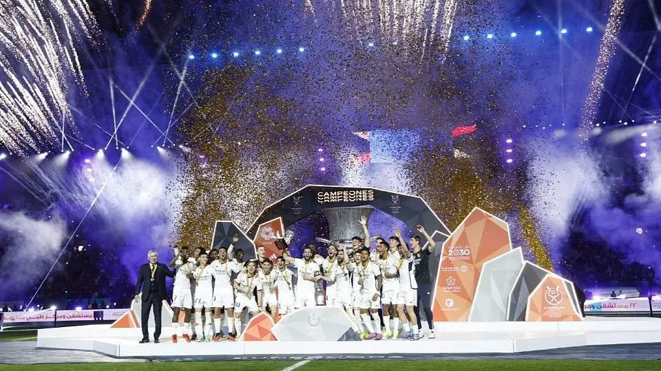  El Real Madrid levantando la Supercopa de Espa&ntilde;a 