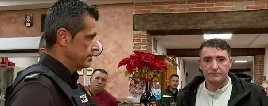  Fotograf&iacute;a del agente y el hombre al que salvaron 