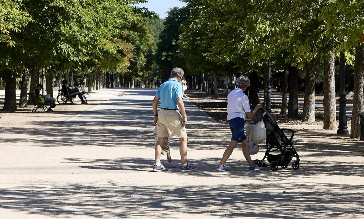  Archivo - Varias personas pasean con un carrito de beb&eacute; en el parque de El Retiro, a 29 de julio de 2023, en Madrid (Espa&ntilde;a). - Jes&uacute;s Hell&iacute;n - Europa Press - Archivo 