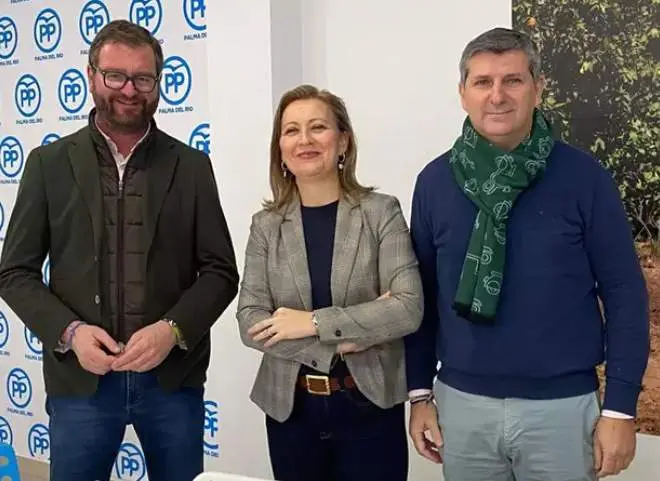  La diputada nacional del PP por C&oacute;rdoba Isabel Prieto (centro), con otros representantes del PP, en Palma del R&iacute;o 