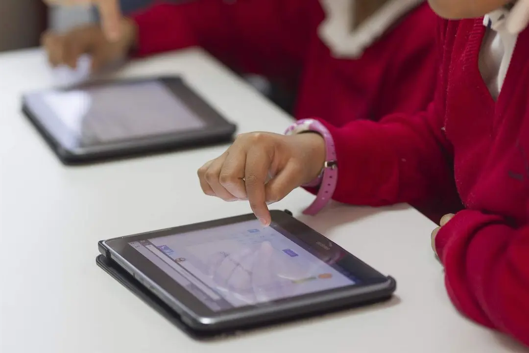  Colegio, aula, primaria, clase, ni&ntilde;o, ni&ntilde;a, ni&ntilde;os, estudiando, estudiar, deberes, nuevas tecnolog&iacute;as, tablet 
