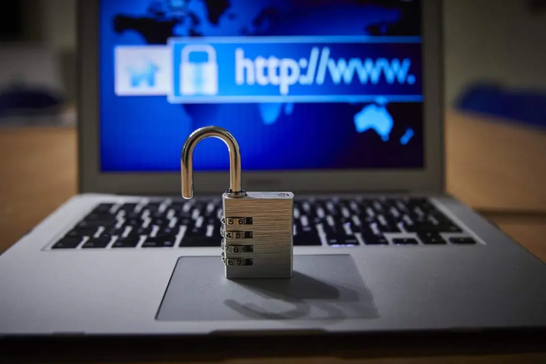  Un candado abierto en un ordenador encendido 