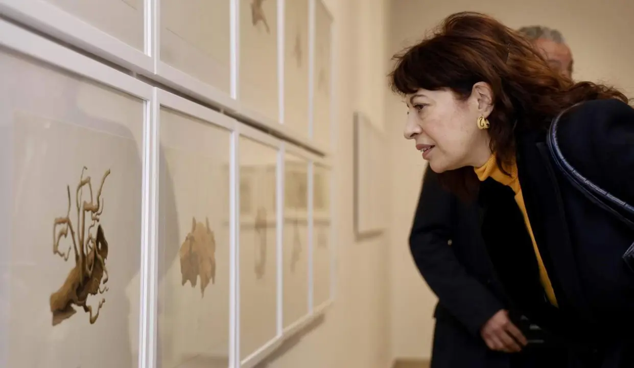  La ministra de Igualdad, Ana Redondo, observa una de las obras de la exposici&oacute;n &lsquo;&Aacute;rbol&rsquo; del artista Enrique Reche, en el Museo de Arte Contempor&aacute;neo Patio Herreriano, a 28 de diciembre de 2023, en Valladolid, Castilla y Le&oacute;n (Espa&ntilde;a). - Photogenic/Claudia Alba - Europa Press 