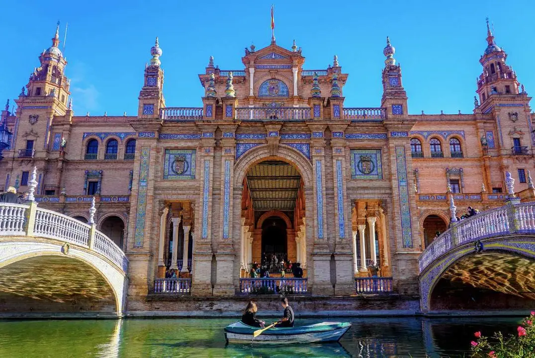 Archivo - Turistas pasea en barca por la r&iacute;a de la Plaza de Espa&ntilde;a a 03 de enero del 2023 en Sevilla (Andaluc&iacute;a, Espa&ntilde;a) - Eduardo Briones - Europa Press - Archivo 