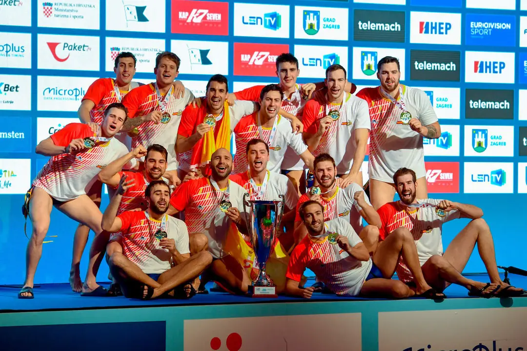  La Selecci&oacute;n Espa&ntilde;ola de Waterpolo con la copa del Campeonato de Europa 