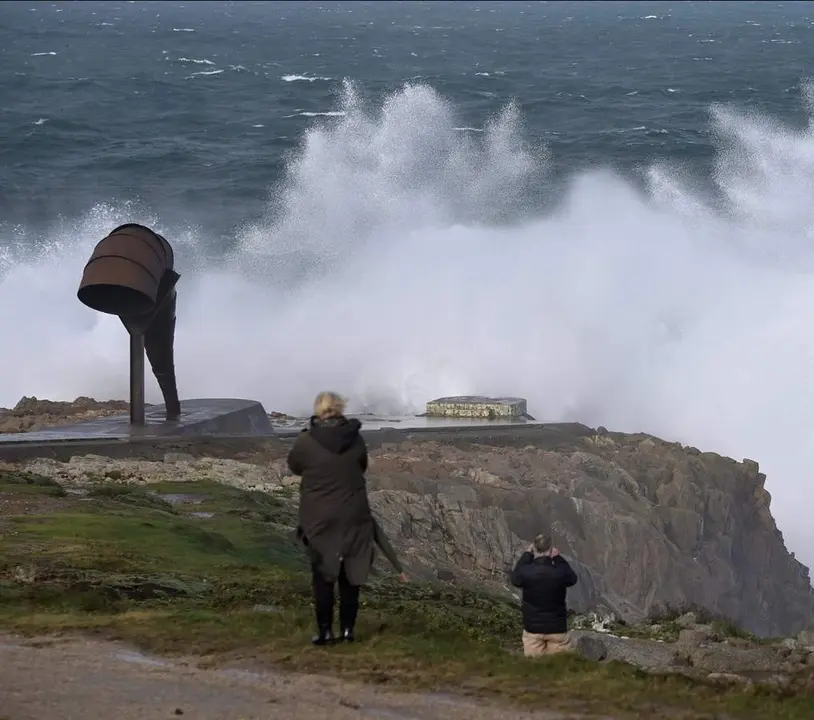 Varias personas observan el oleaje en los alrededores de la Torre de H&eacute;rcules, durante el paso de la borrasca &lsquo;Ciar&aacute;n&rsquo;, a 3 de noviembre de 2023, en A Coru&ntilde;a, Galicia (Espa&ntilde;a), en una foto de archivo - M. Dylan - Europa Press - Archivo 