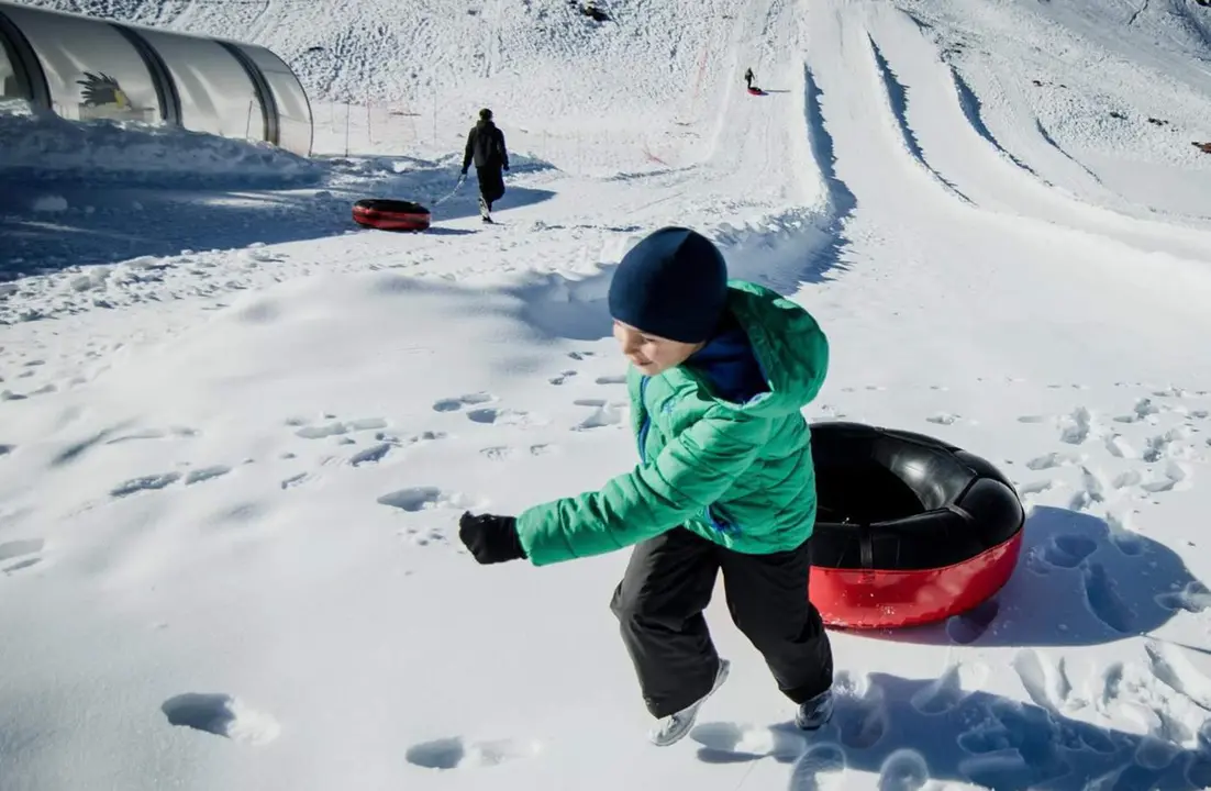  Un ni&ntilde;o se dispone a lanzarse con un flotador en la zona de Borreguiles de la Estaci&oacute;n de Sierra Nevada. - SIERRA NEVADA 