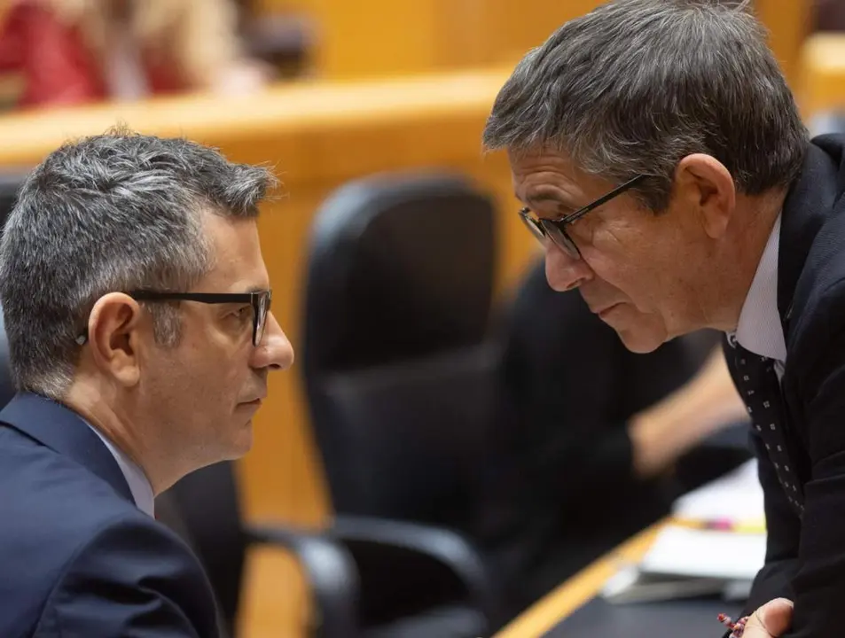  El ministro de la Presidencia, Relaciones con las Cortes y Justicia, F&eacute;lix Bola&ntilde;os (i) y el portavoz del PSOE en el Congreso, Patxi L&oacute;pez (d). - Eduardo Parra - Europa Press 