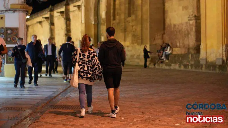  Personas pasean junto a la Mezquita CBN 