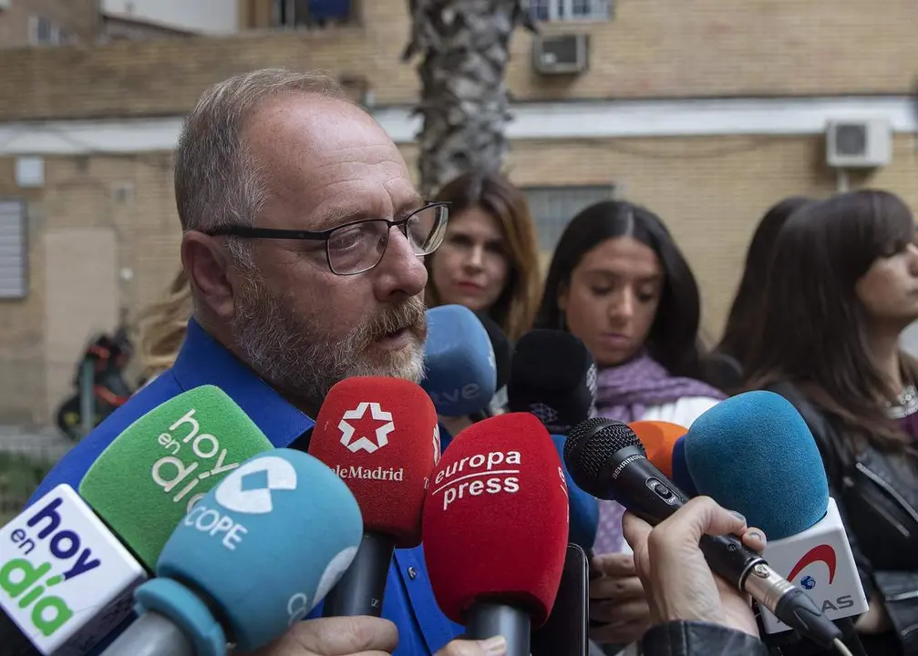  El padre de Marta, Antonio del Castillo atiende a los medios de comunicaci&oacute;n 