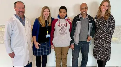  Aissam, de 11 a&ntilde;os, fotografiada aqu&iacute; en el medio (cr&eacute;dito, Divisi&oacute;n de Otorrinolaringolog&iacute;a, CHOP), entregada a la prensa. 