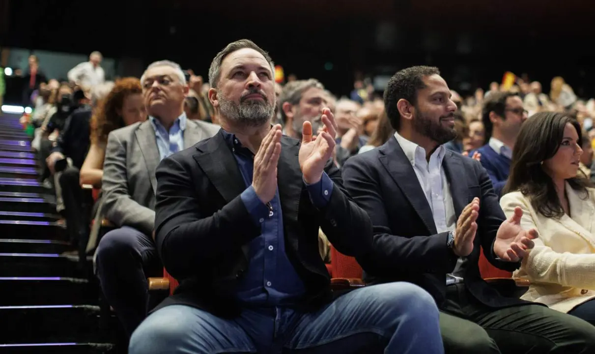 (I-D) El l&iacute;der de Vox, Santiago Abascal, el secretario general de Vox, Ignacio Garriga, y la portavoz de Vox en el Congreso, Pepa Mill&aacute;n, durante el acto de reelecci&oacute;n del l&iacute;der de Vox tras la Asamblea General Extraordinaria de Vox, en el Madrid Marriott - Alejandro Mart&iacute;nez V&eacute;lez - Europa Pres 