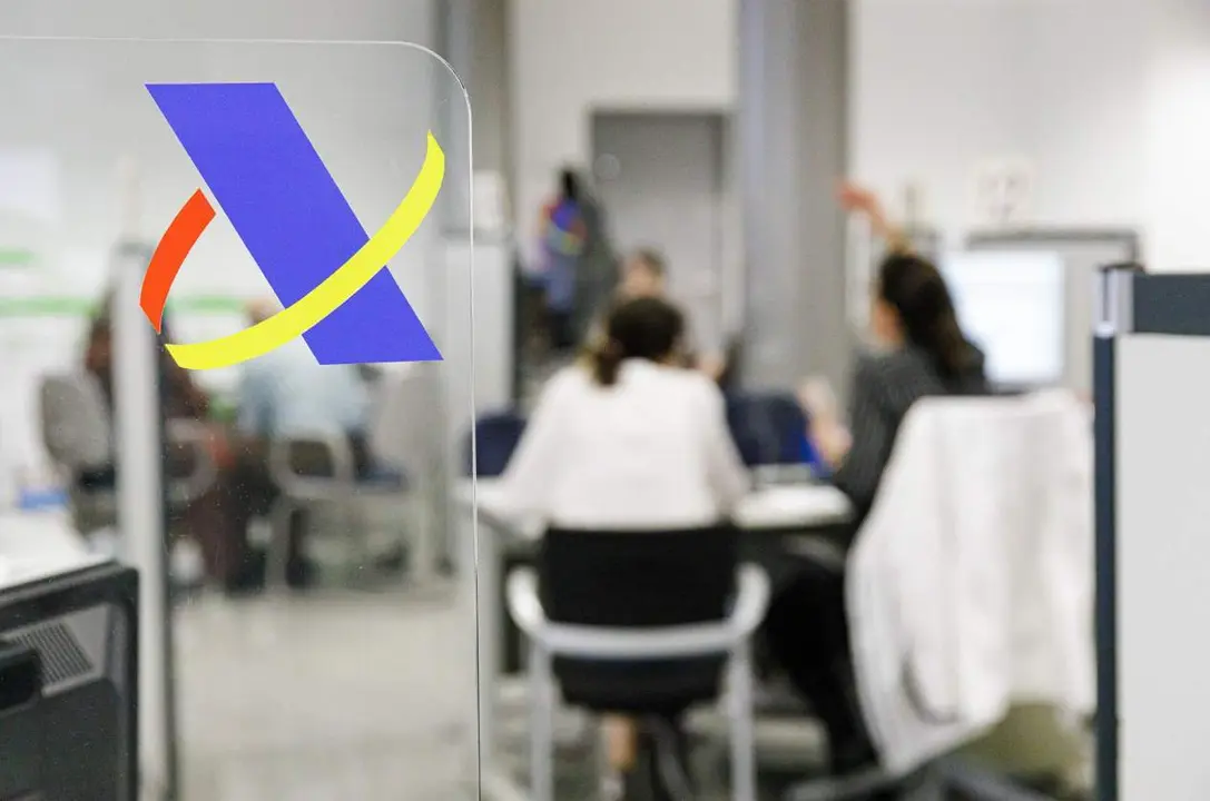  Archivo - Varias personas son atendidas en la Agencia Tributaria. - Carlos Luj&aacute;n - Europa Press - Archivo 