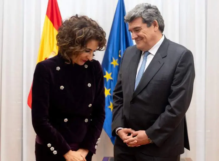  El ministro de Transformaci&oacute;n Digital y Funci&oacute;n P&uacute;blica, Jos&eacute; Luis Escriv&aacute;, y la vicepresidenta primera y ministra de Hacienda, Mar&iacute;a Jes&uacute;s Montero - Eduardo Parra 
