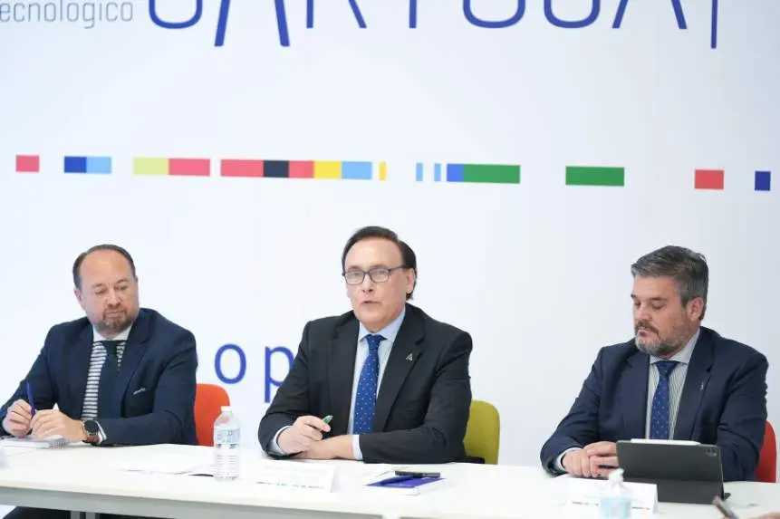  El consejero de Universidad, Investigaci&oacute;n e Innovaci&oacute;n, Jos&eacute; Carlos G&oacute;mez Villamandos (c), junto al director del PCT Cartuja, Luis P&eacute;rez (d), y el secretario general de Universidad, Ram&oacute;n Herrera de las Heras, en una reuni&oacute;n 