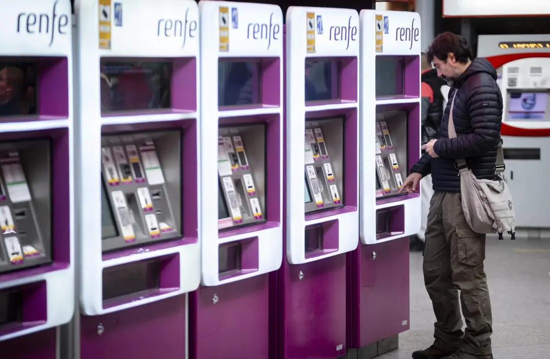  Archivo - Un hombre en las m&aacute;quinas auto-venta de Renfe, en la estaci&oacute;n Puerta de Atocha-Almudena Grandes con motivo del inicio del Puente de la Constituci&oacute;n, a 2 de diciembre de 2022, en Madrid (Espa&ntilde;a). - A. P&eacute;rez Meca - Europa Press - Archivo 
