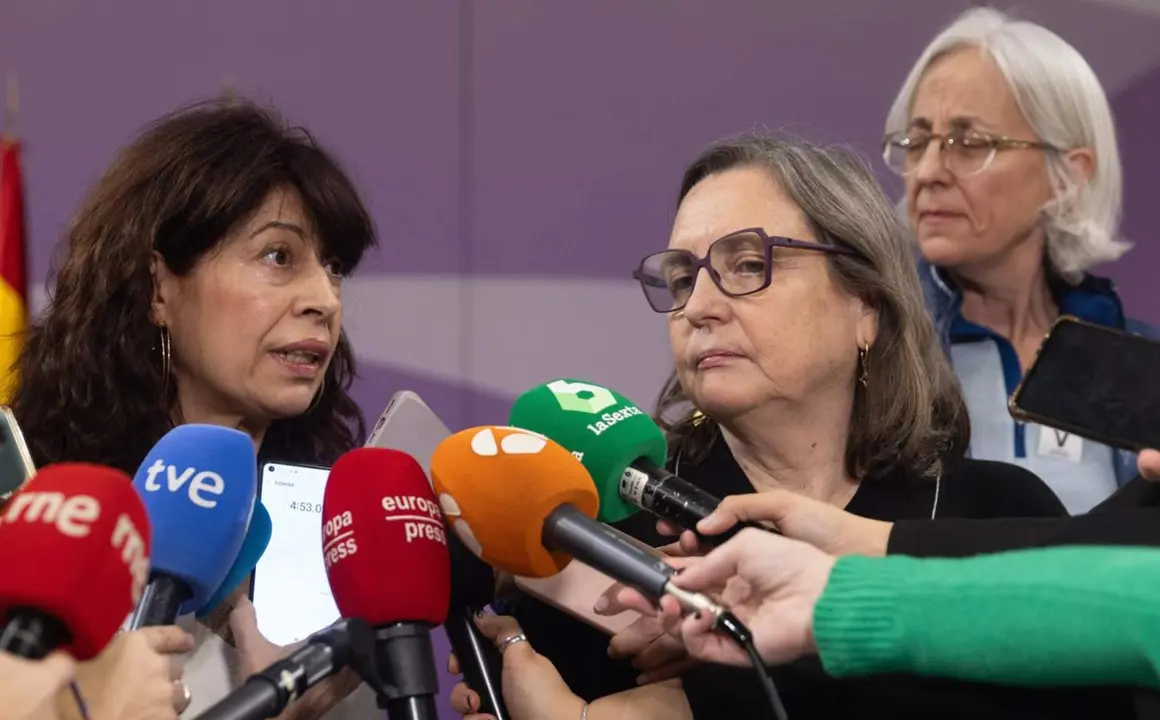  La ministra de Igualdad, Ana Redondo (i), atiende a medios tras reunirse con CIMA, 
