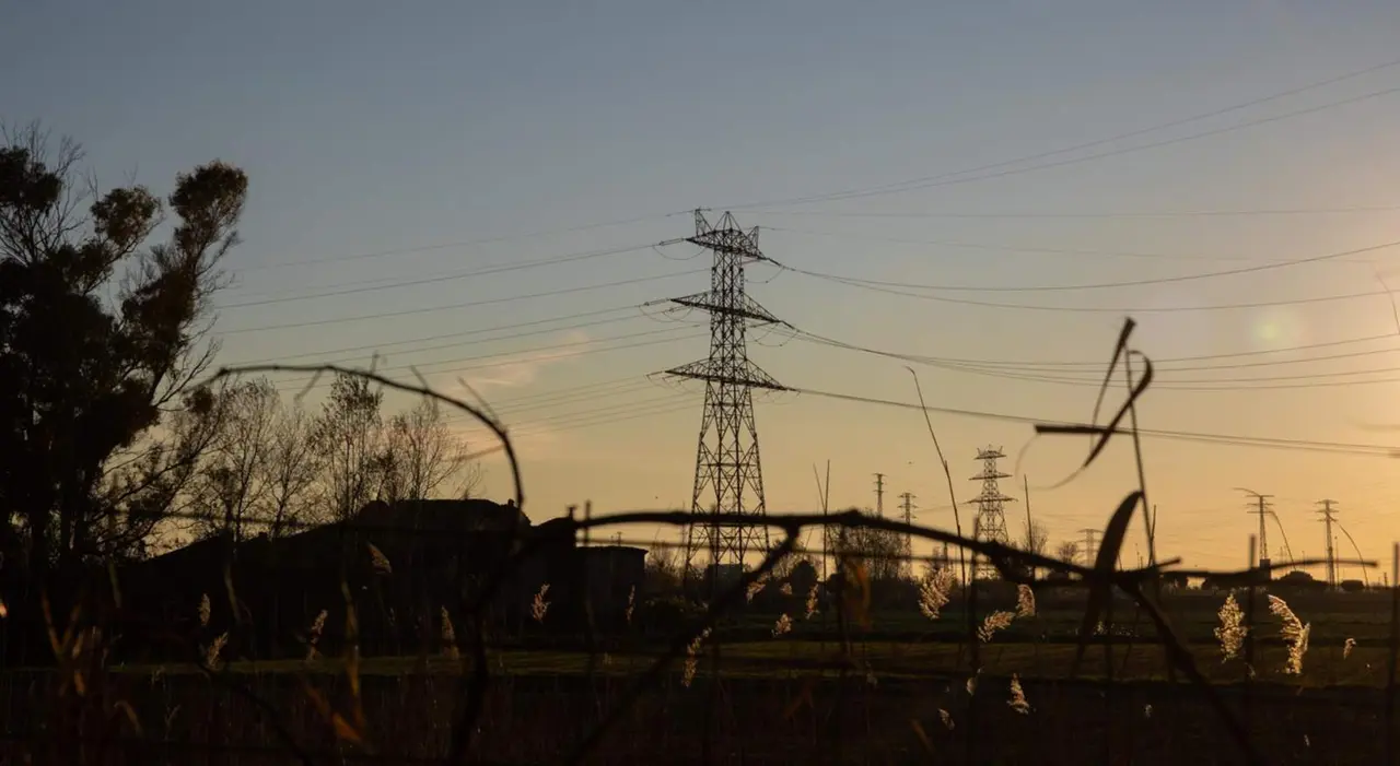  Archivo - Un poste el&eacute;ctrico, a 12 de enero de 2021, en Barcelona, Catalu&ntilde;a (Espa&ntilde;a). - David Zorrakino - Europa Press - Archivo 